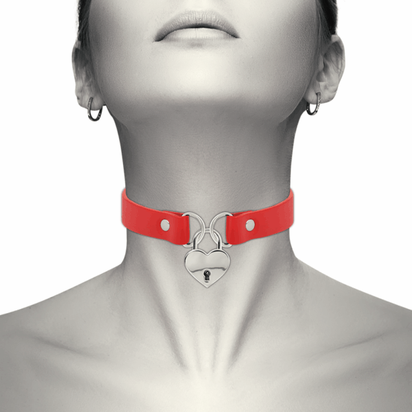 COQUETTE CHIC DESIRE - COLLIER EN CUIR VEGAN ROUGE AVEC ACCESSOIRE COEUR AVEC CL?